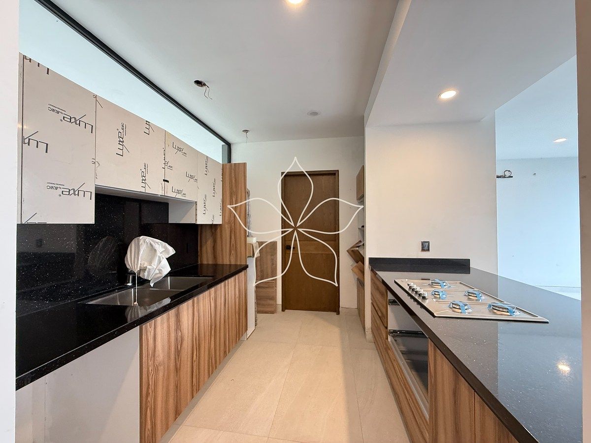 3 of 21: Cocina equipada / puerta de lavandería al final