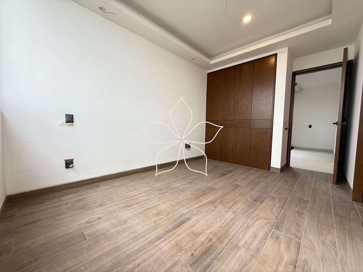 7 of 21: Habitación secundaria