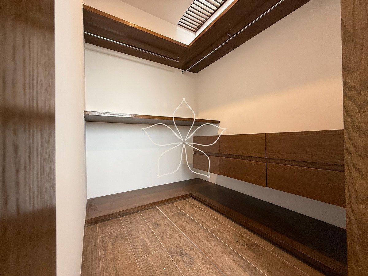 9 of 21: Vestidor habitación principal