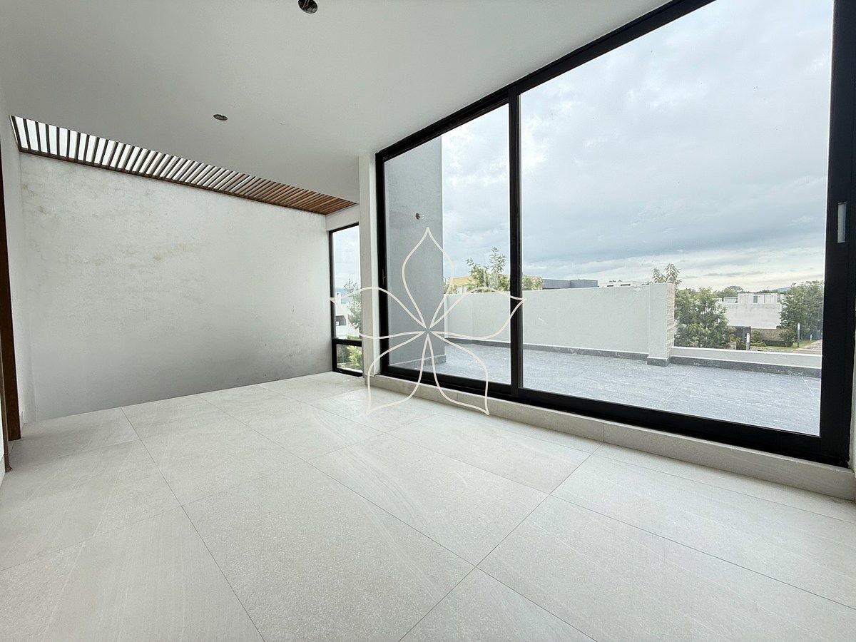 15 of 21: Habitación de usos múltiples en roof