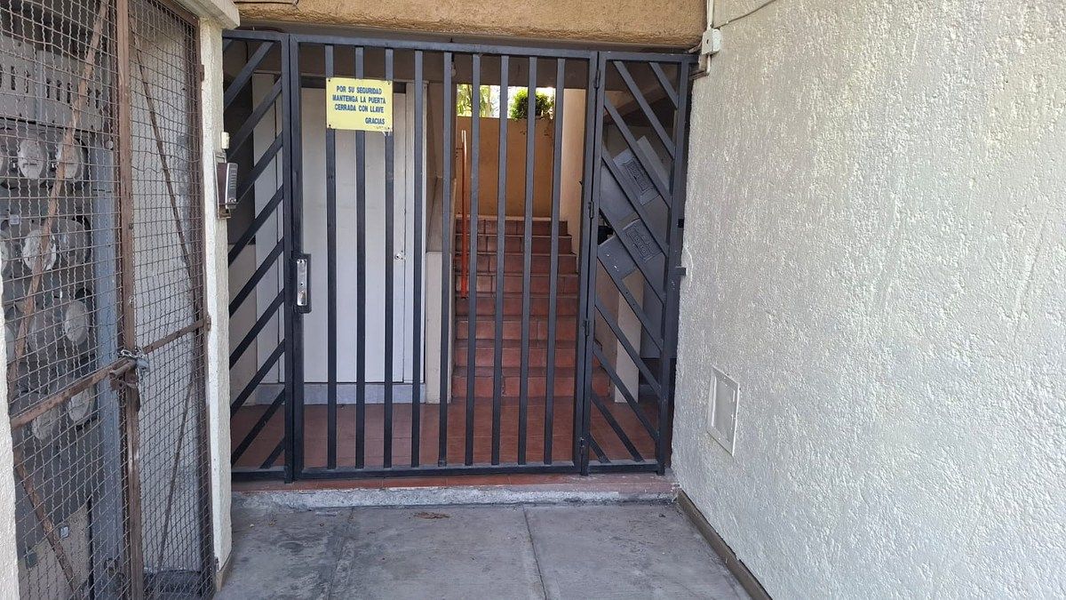 2 of 36: ENTRADA AL EDIFICIO