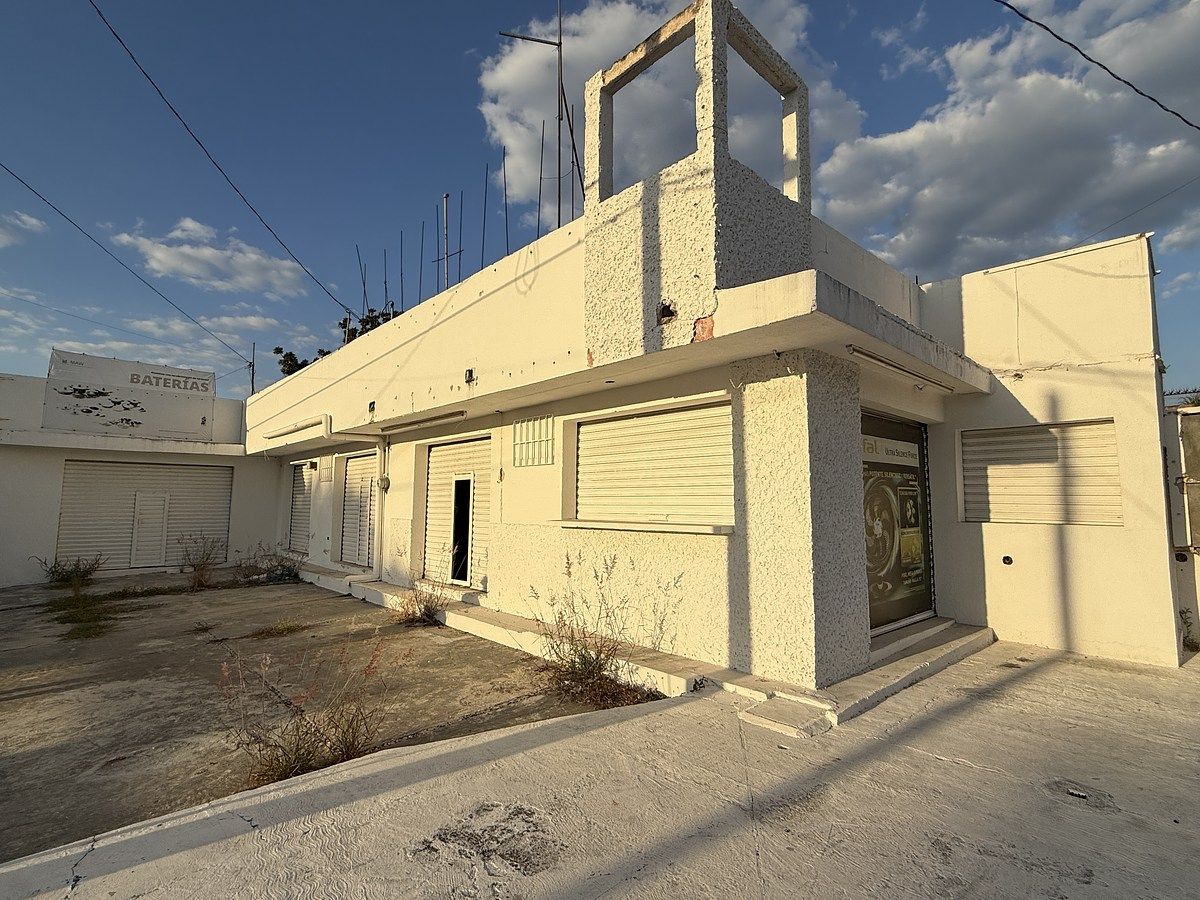 6 de 12: LOCALES POR FUERA