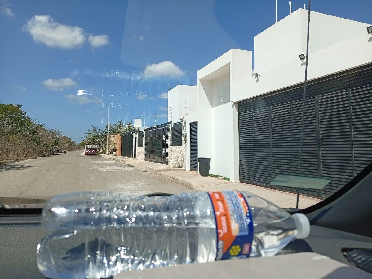 22 of 25: URBANIZACION CRUZANDO LA CALLE