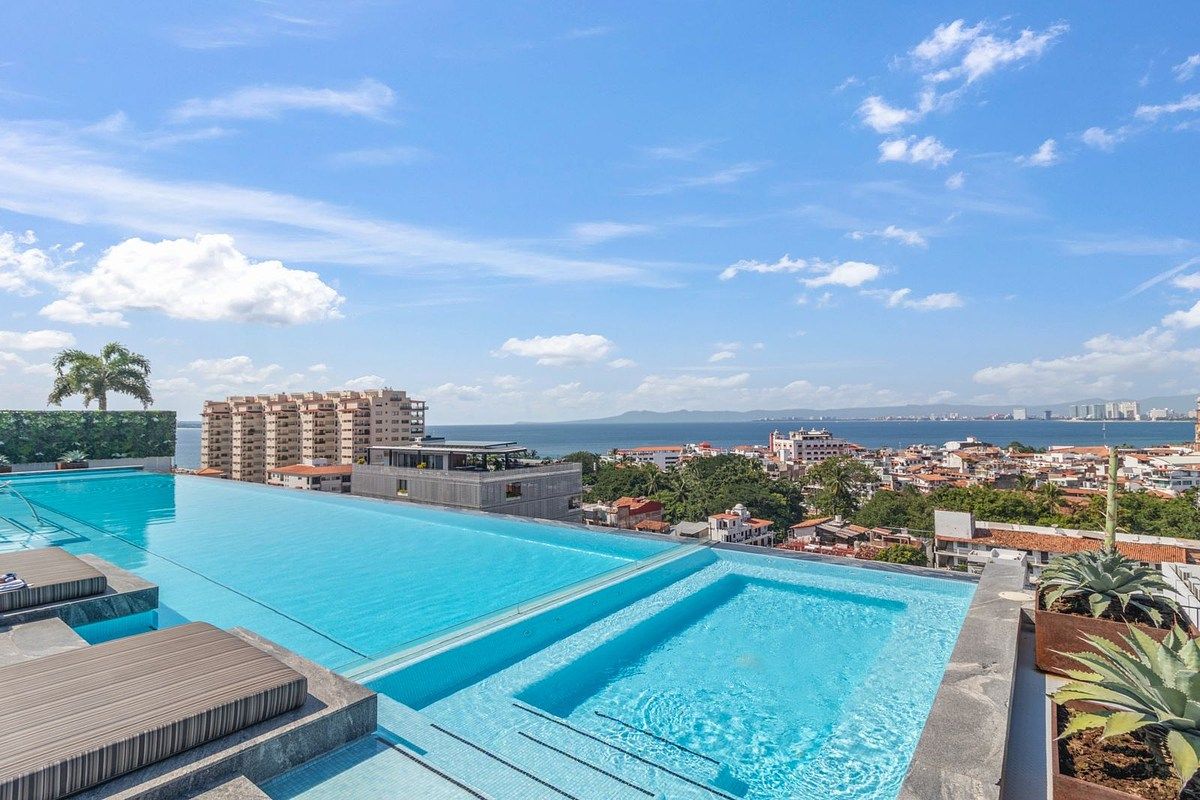 32 de 33: INFINITY POOL