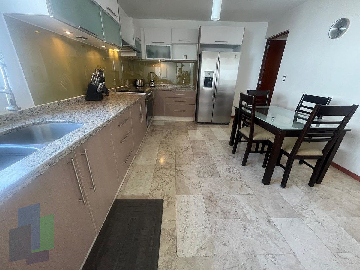 9 de 43: Cocina con desayunador