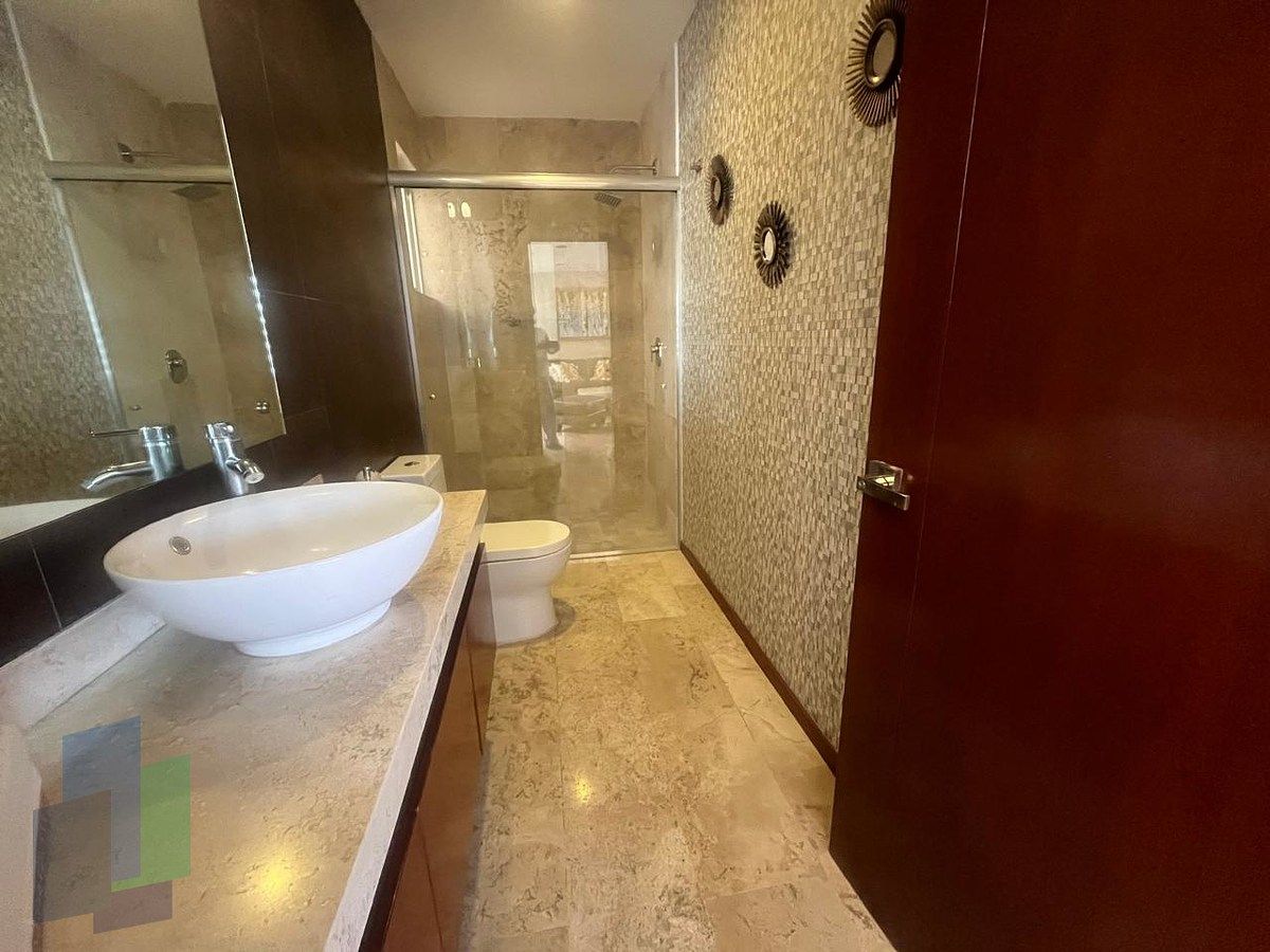 18 de 43: Baño completo en pb