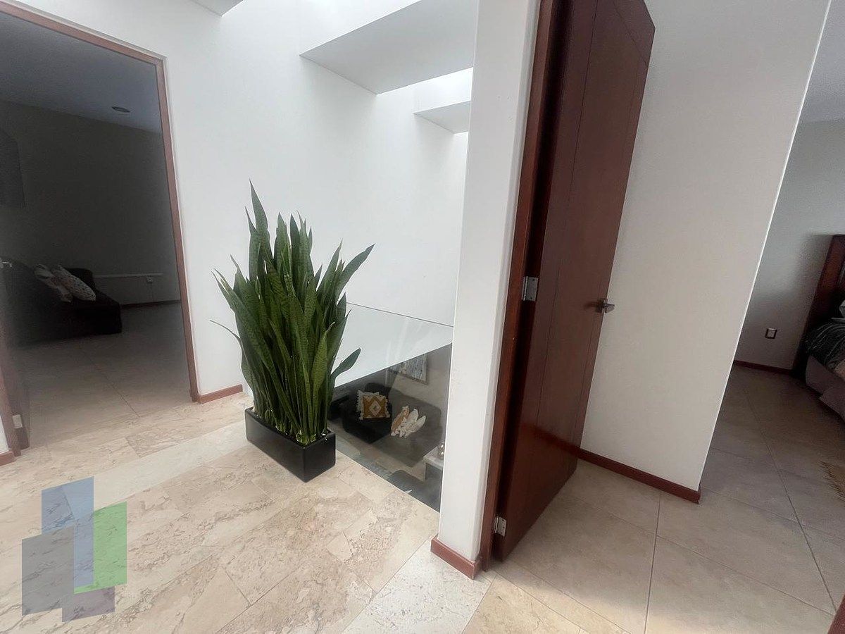 35 de 43: Pasillo planta alta