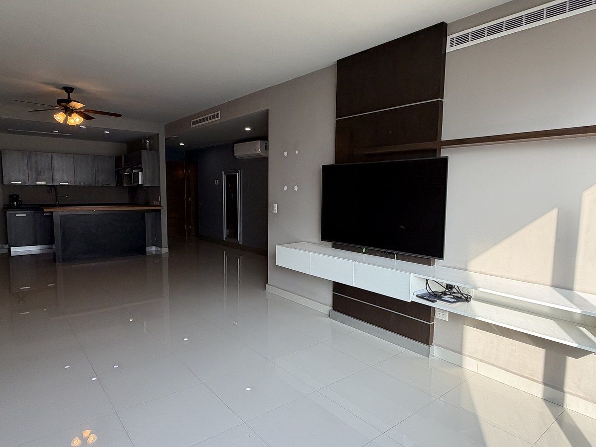 3 de 30: Amplia sala comedor con muebles empotrados