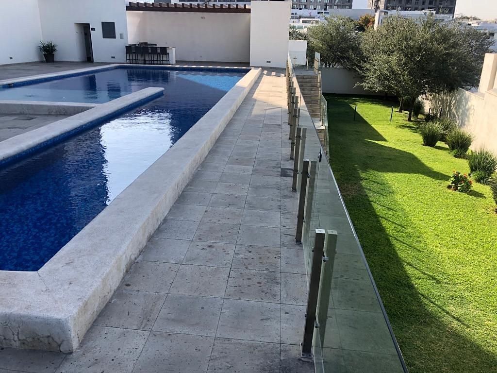 16 de 30: Alberca y jardín