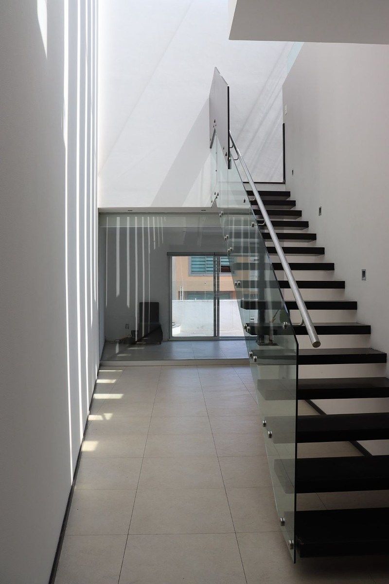 10 de 27: Escaleras a 2do piso