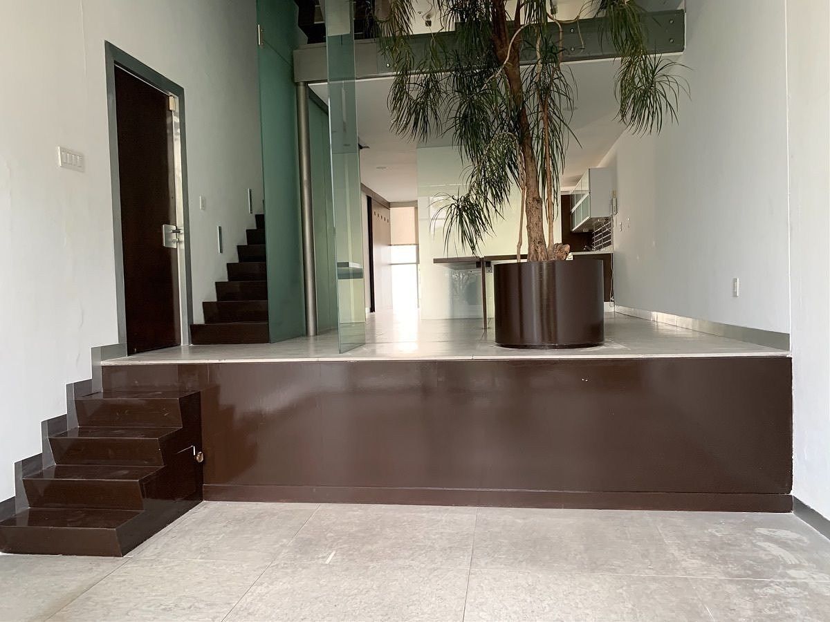 1 of 36: Vista de la sala al comedor