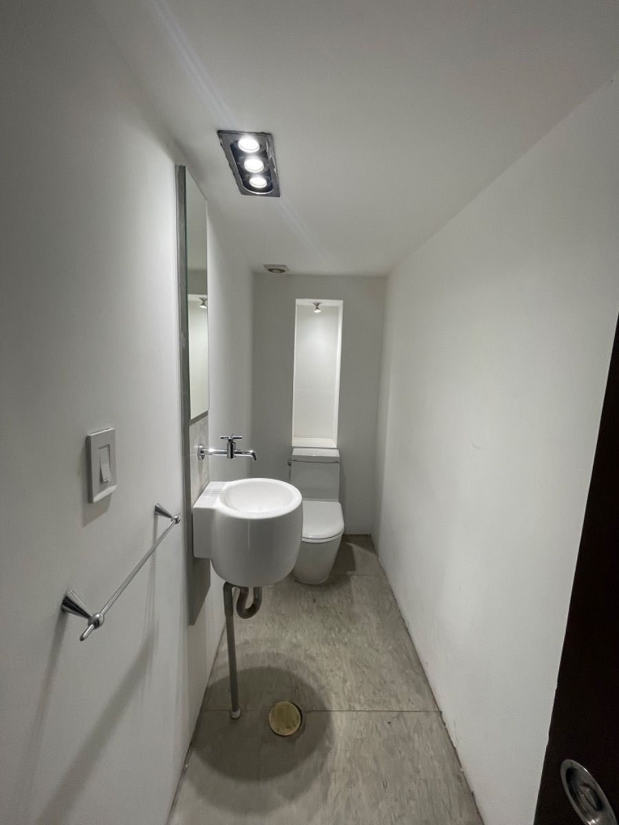 16 of 36: Medio baño de visitas