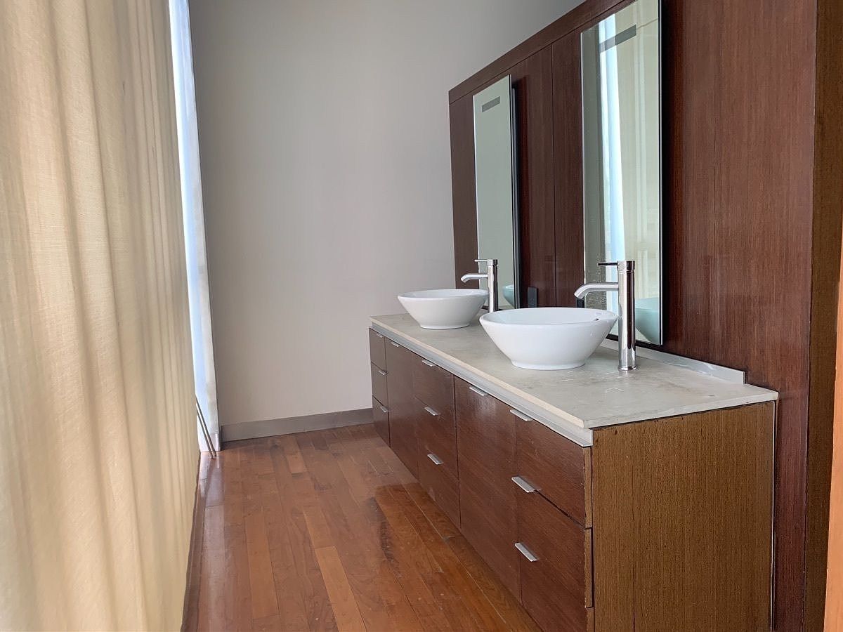 23 of 36: Doble lavamanos de recámara principal