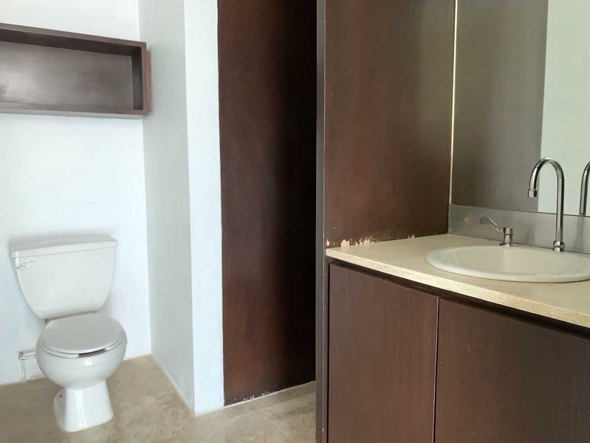 30 of 36: Baño de recámara secundaria