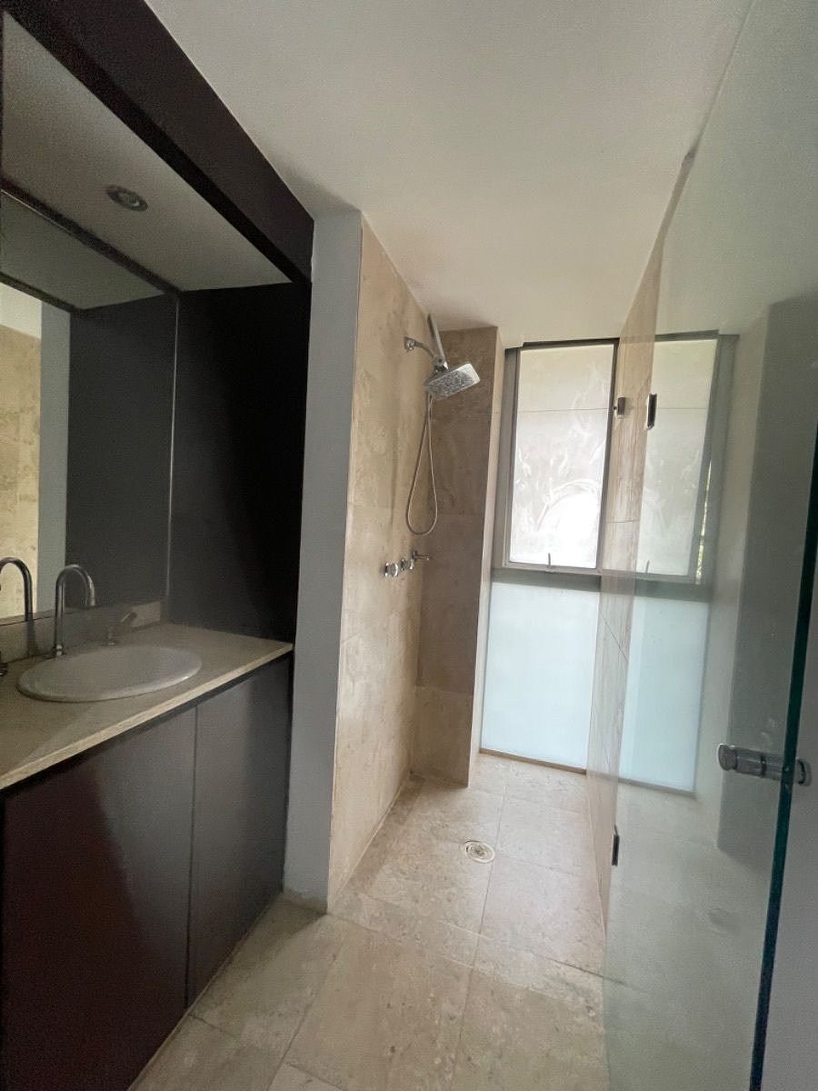 31 of 36: Baño de recámara secundaria