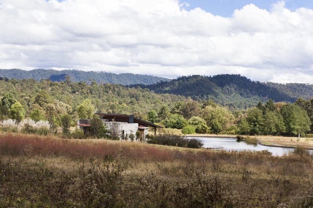 7 de 43: Casa Club y lago