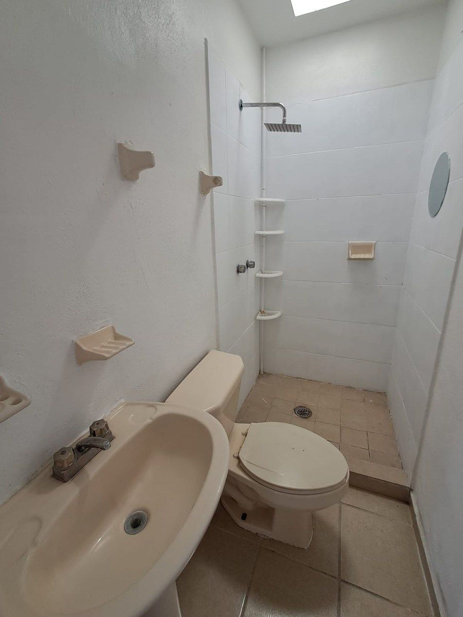 21 de 28: BAÑO COMPLETO COMPARTIDO