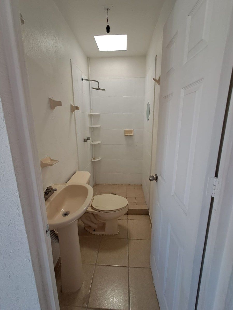 22 de 28: BAÑO COMPLETO COMPARTIDO