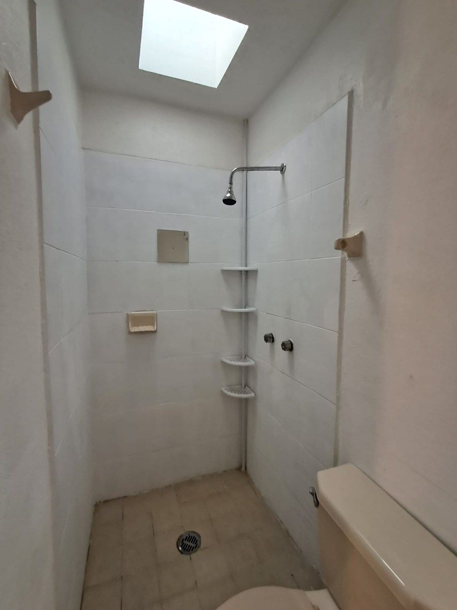 23 de 28: BAÑO COMPLETO COMPARTIDO