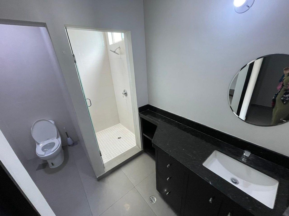 8 de 10: Baño en habitación principal