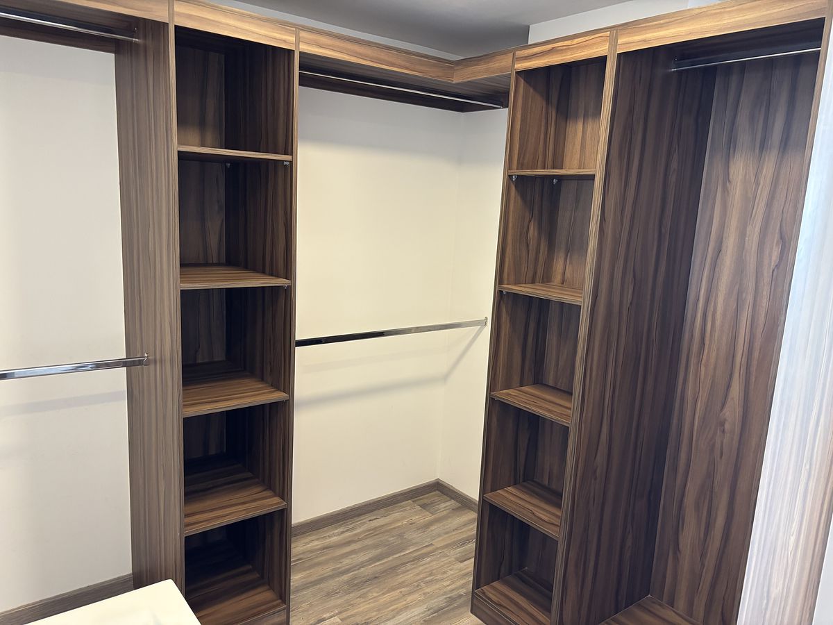 8 de 25: Walk-in closet recamara principal