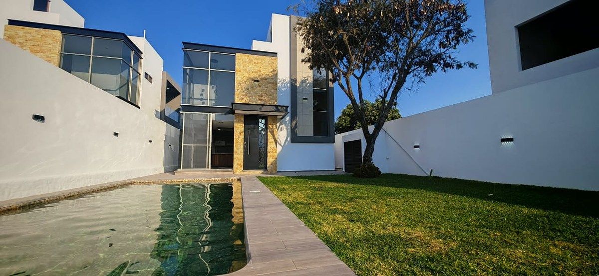 1 de 9: Casa de dos niveles, jardin y alberca.