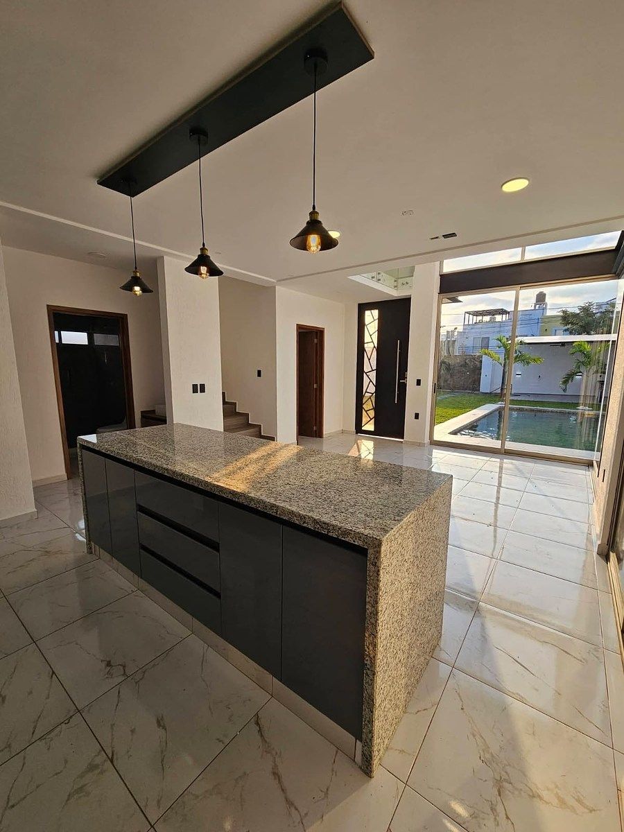 7 de 9: Cocina con barra de granito.