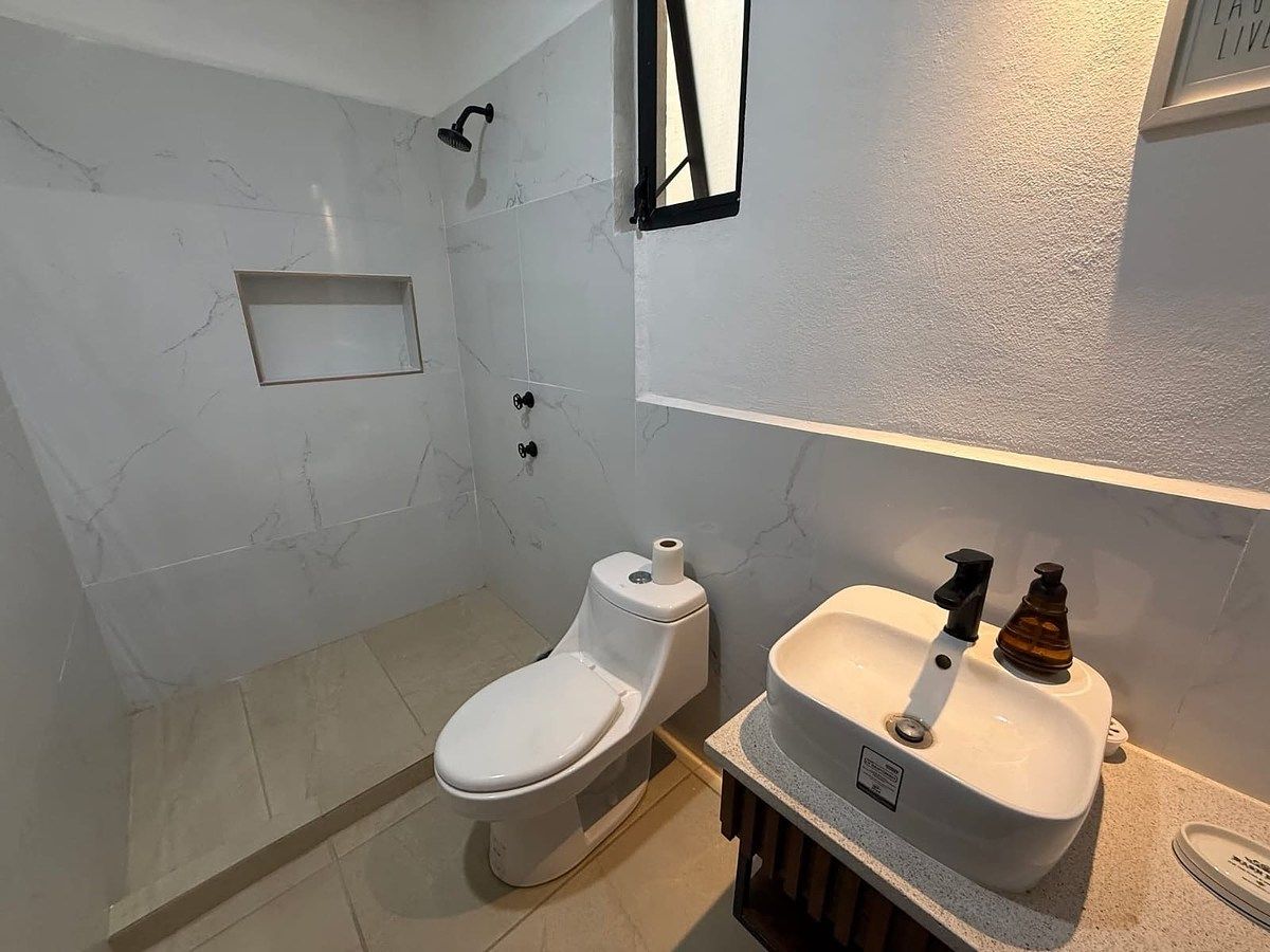 5 de 6: Baños con muebles de madera opcional