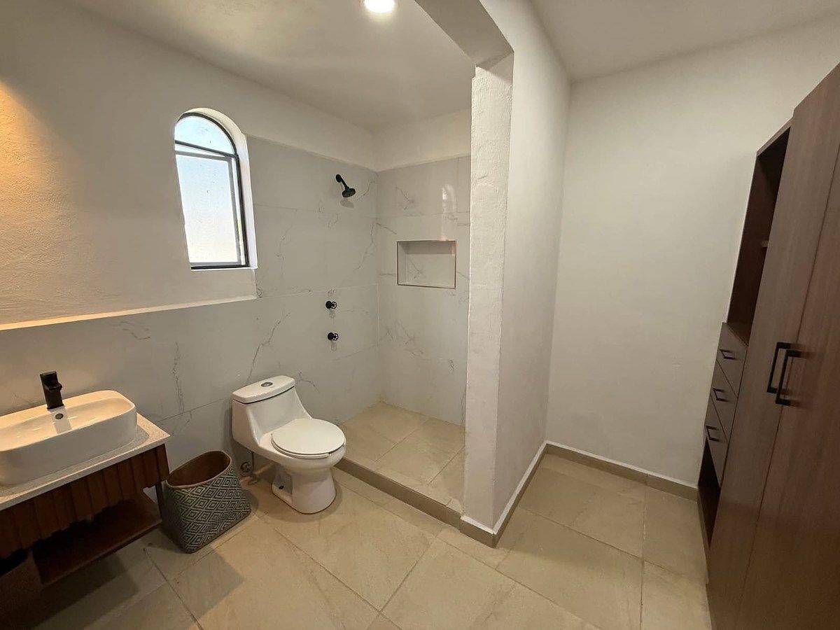 6 de 6: Baño con muebles de madera, opcional.