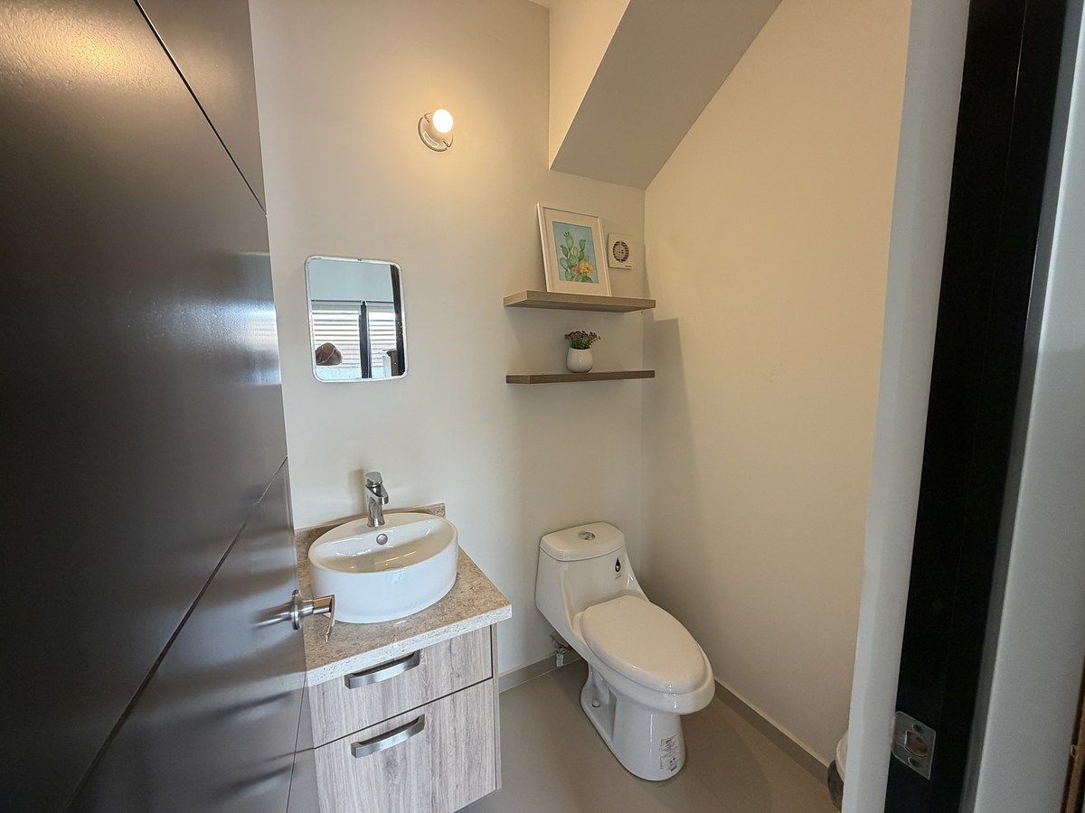 5 de 18: MEDIO BAÑO EN PRIMER PISO