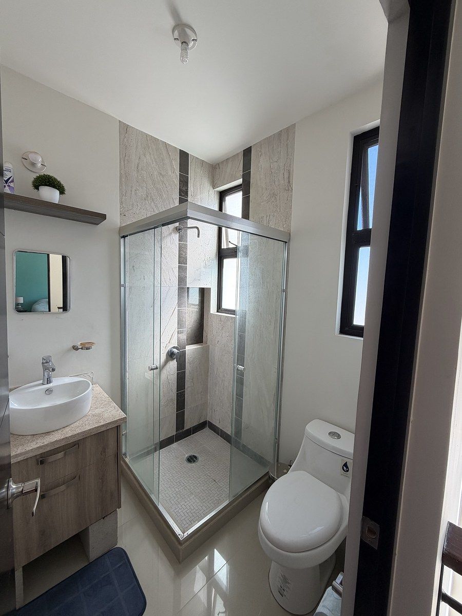 11 de 18: BAÑO COMPLETO (para cuarto 1 y 2) PLANTA ALTA