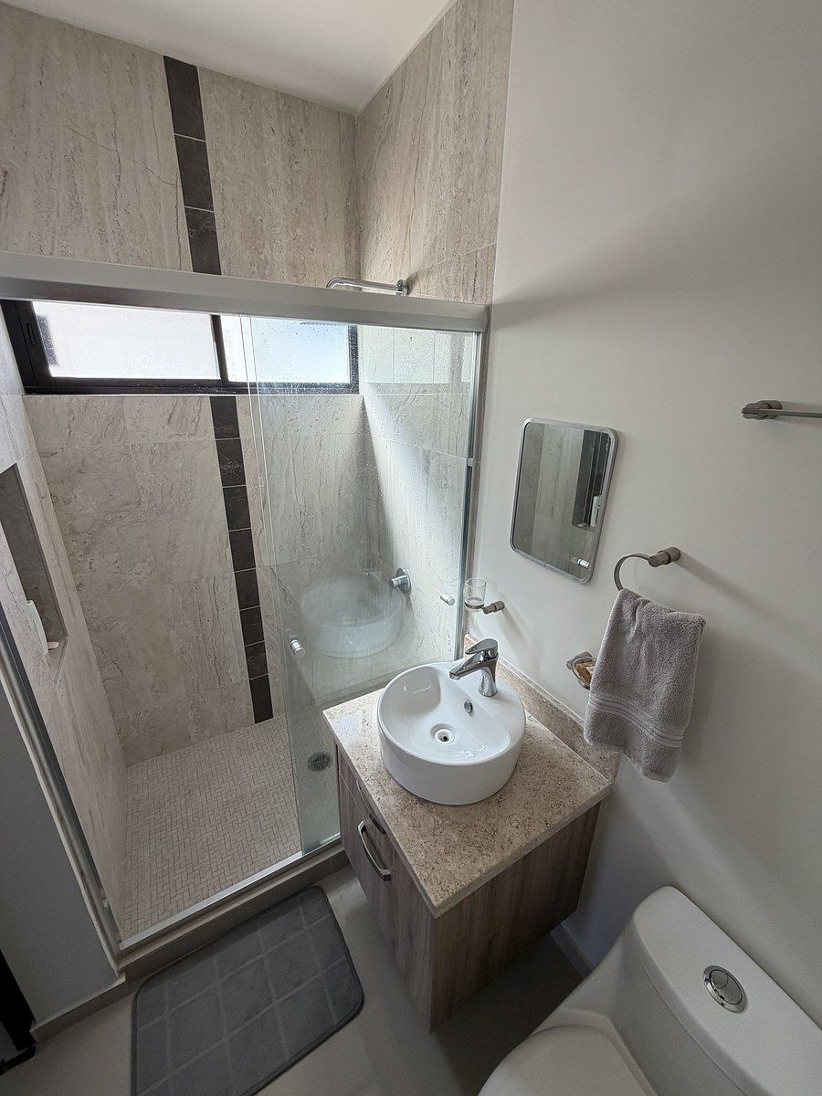 14 de 18: BAÑO COMPLETO (habitación principal)