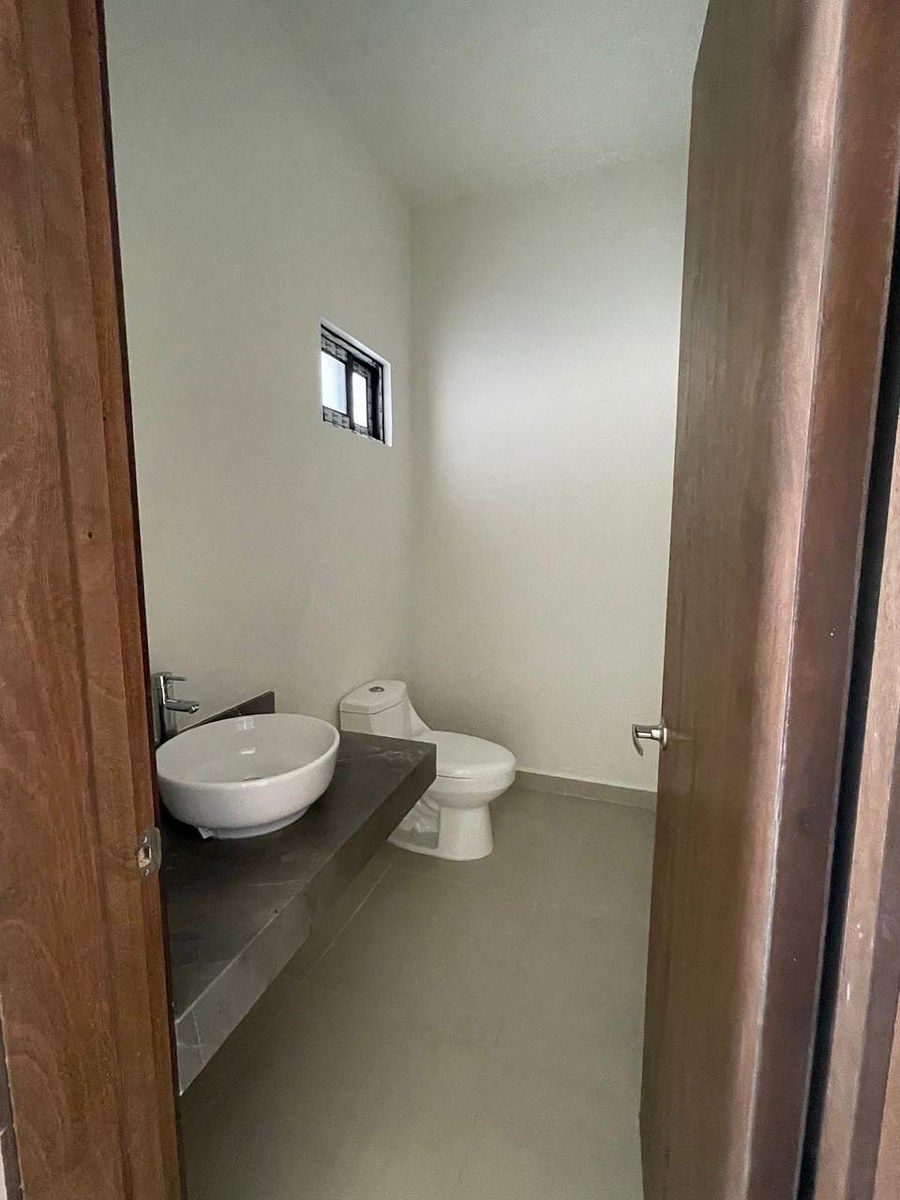 4 of 14: Medio baño