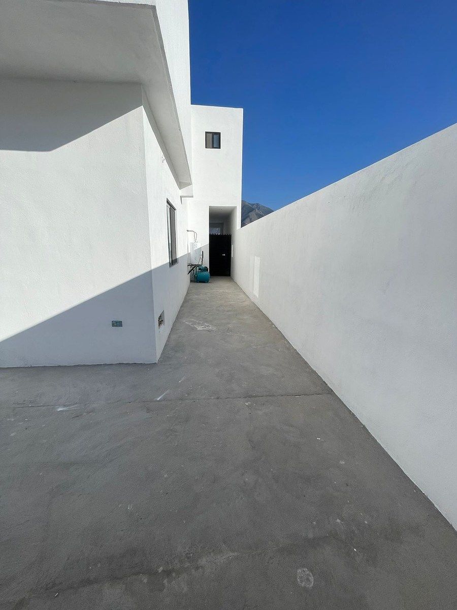 14 of 14: Patio lateral