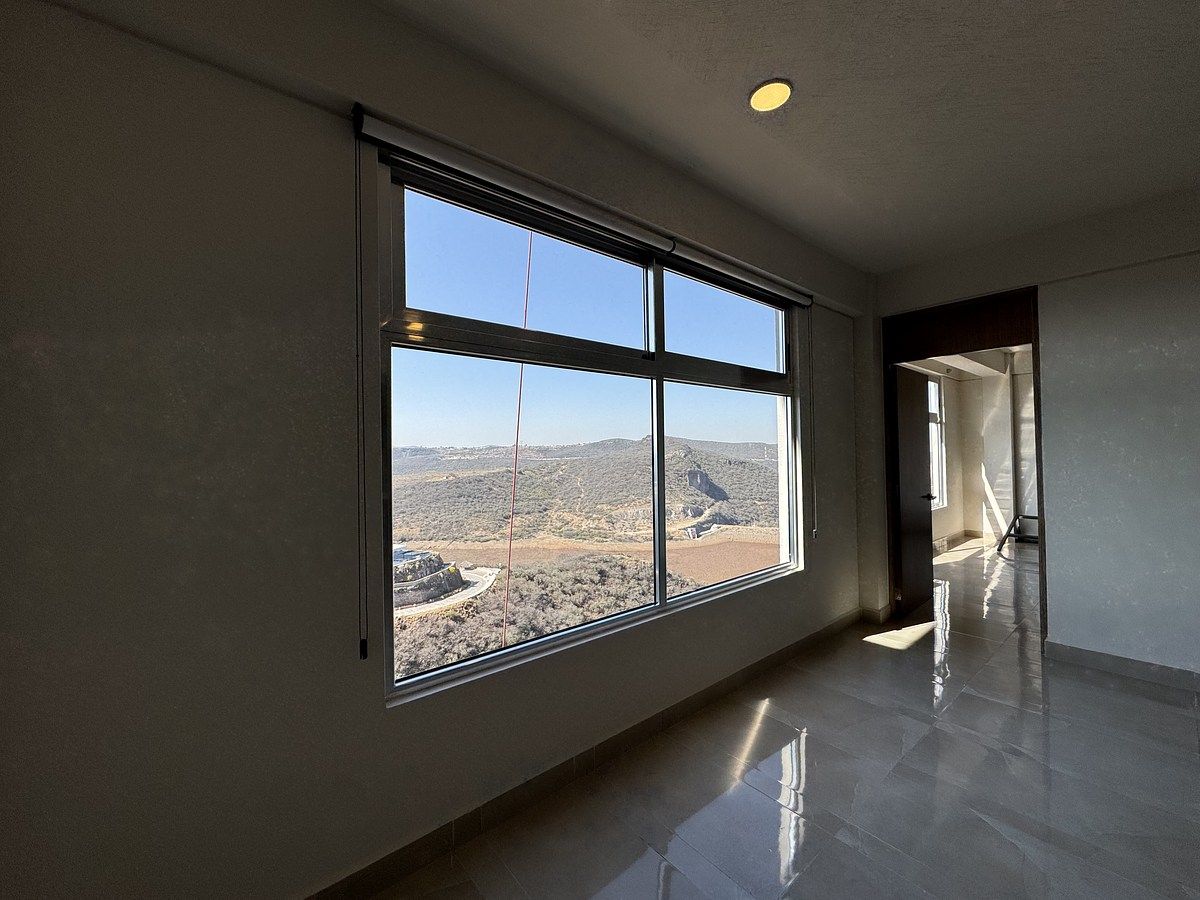 7 de 20: Detalle de la sala y acceso a la recámara