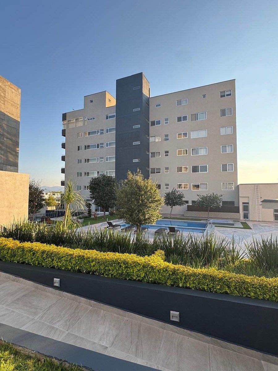 15 de 20: Jardín y alberca