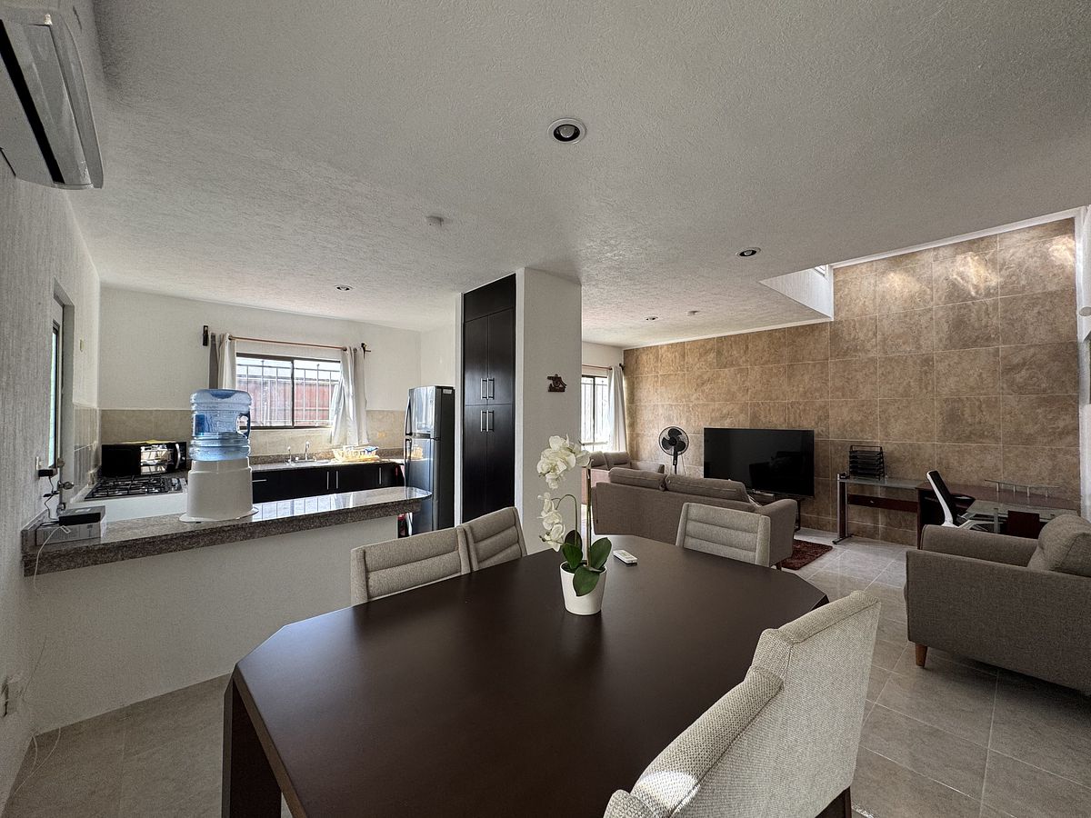 2 de 10: Espacio de comedor, sala y cocina