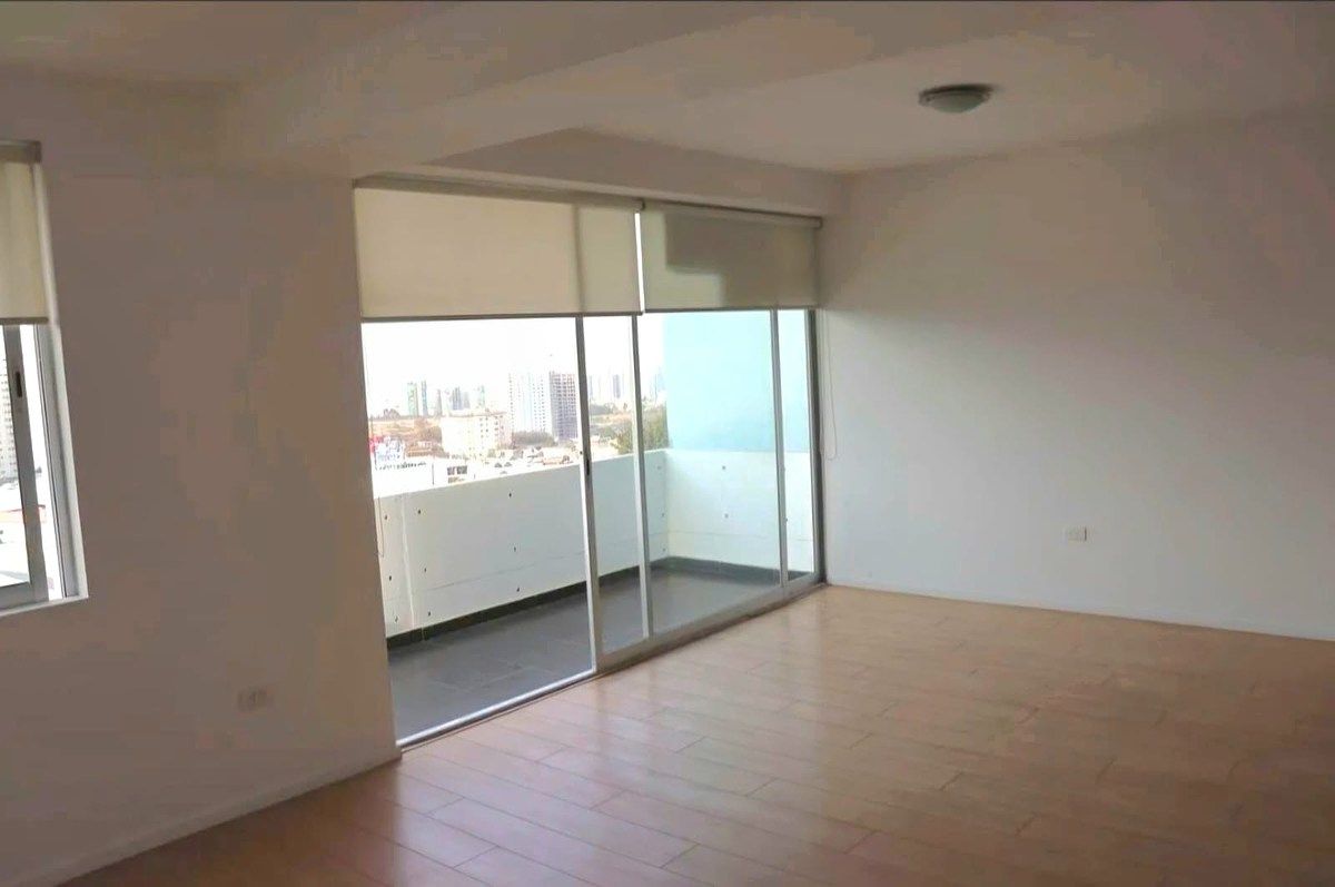1 de 16: Sala-comedor con terraza