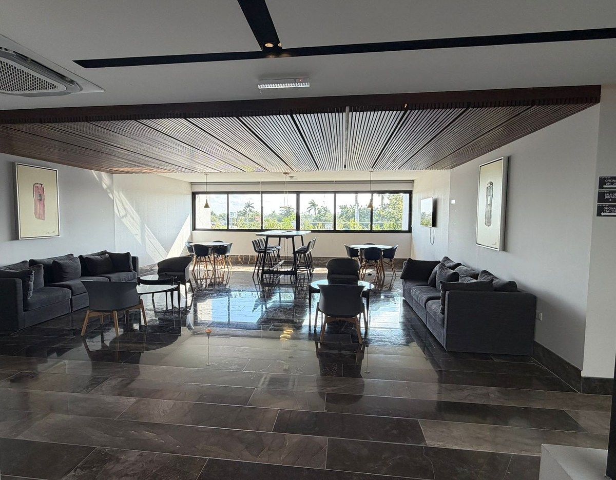 5 de 15: Sala de espera junto a la oficina