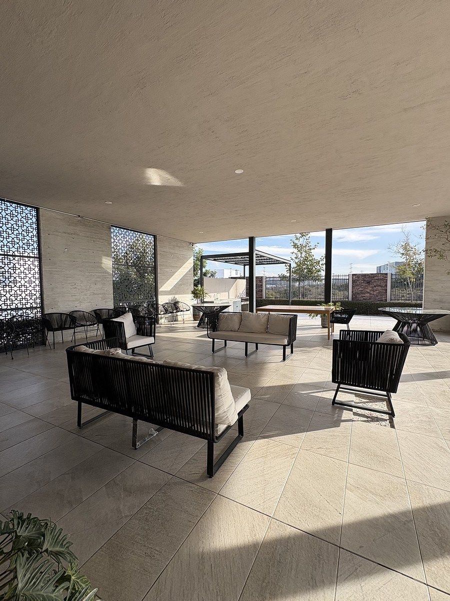 18 de 22: sala y mesas casa club