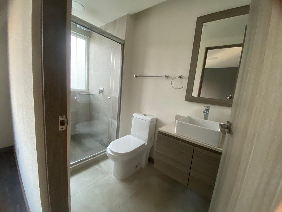 6 de 13: Baño Secundario