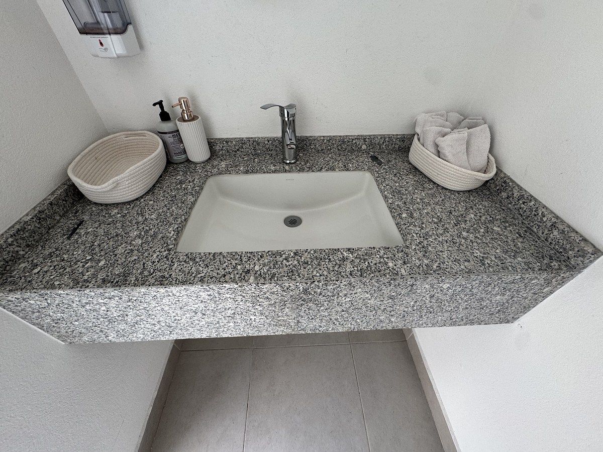 45 de 48: Baño de gimnasio