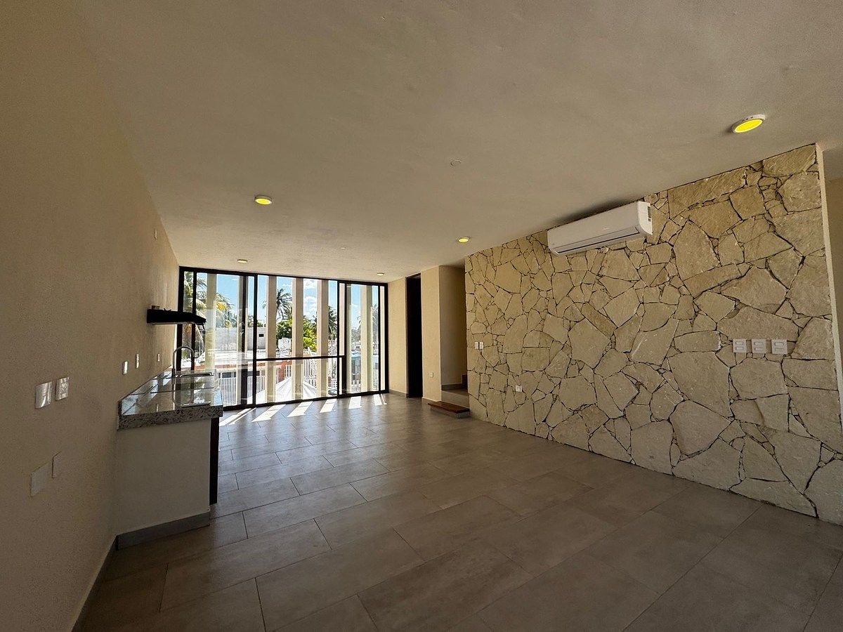 2 of 18: Villa sin muebles