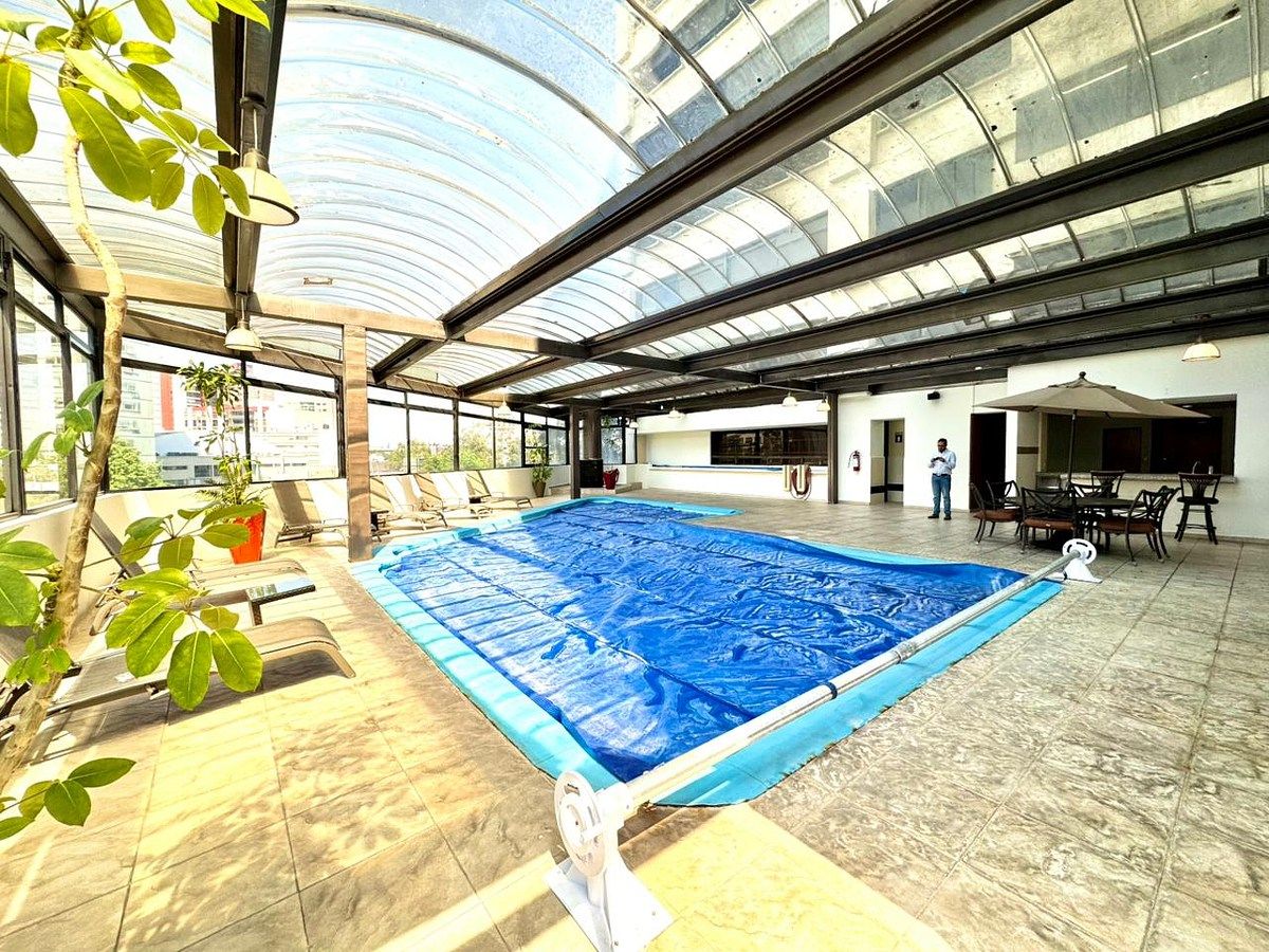 26 of 40: Alberca techada