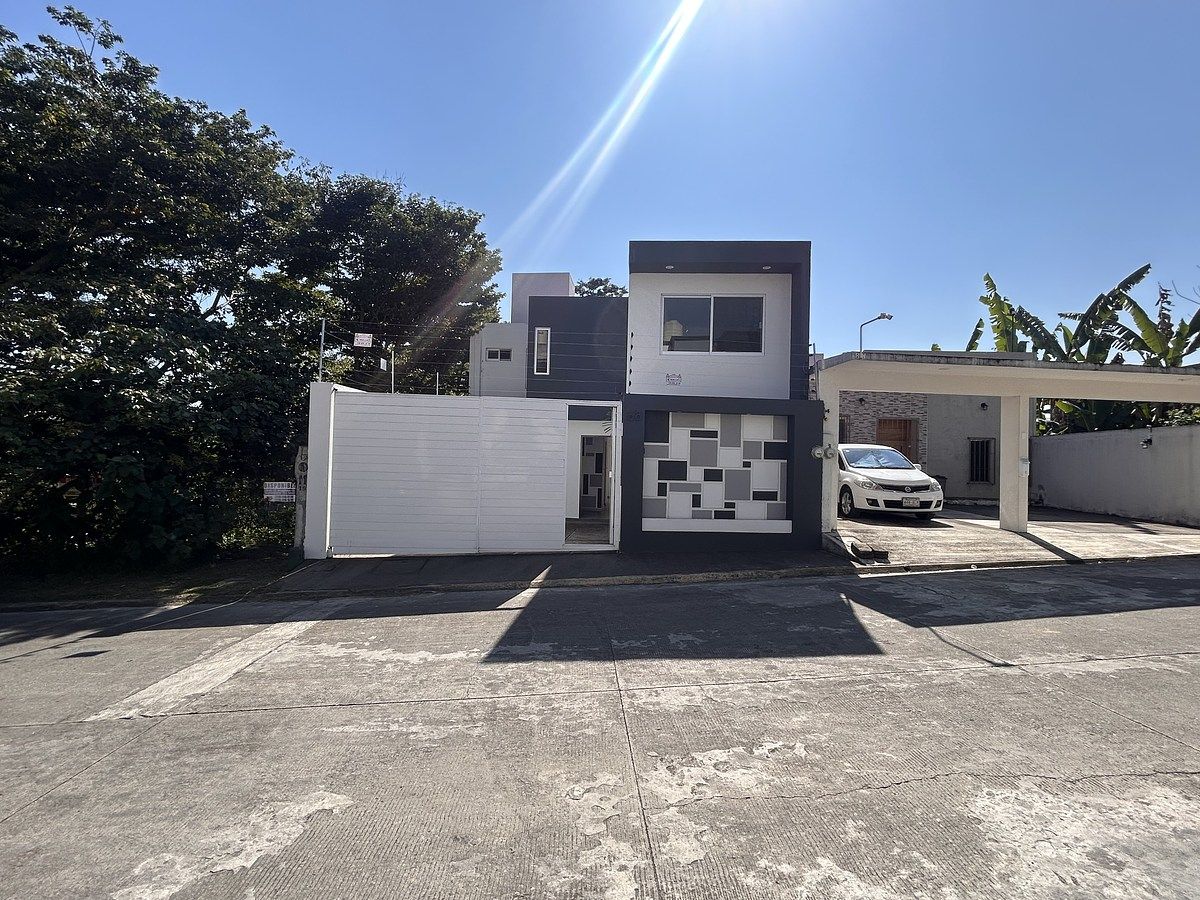 1 de 23: Fachada Principal