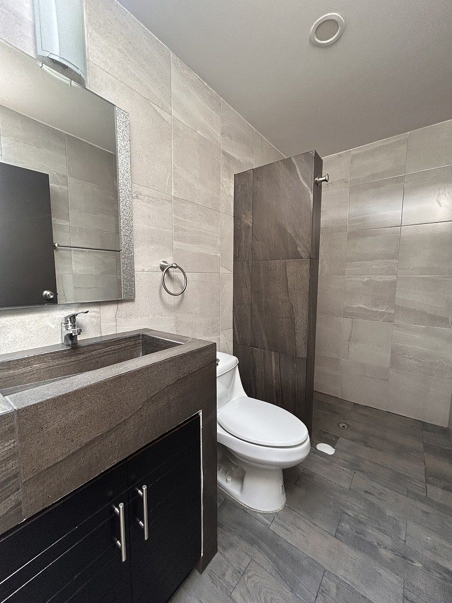 10 de 23: Baño primer piso