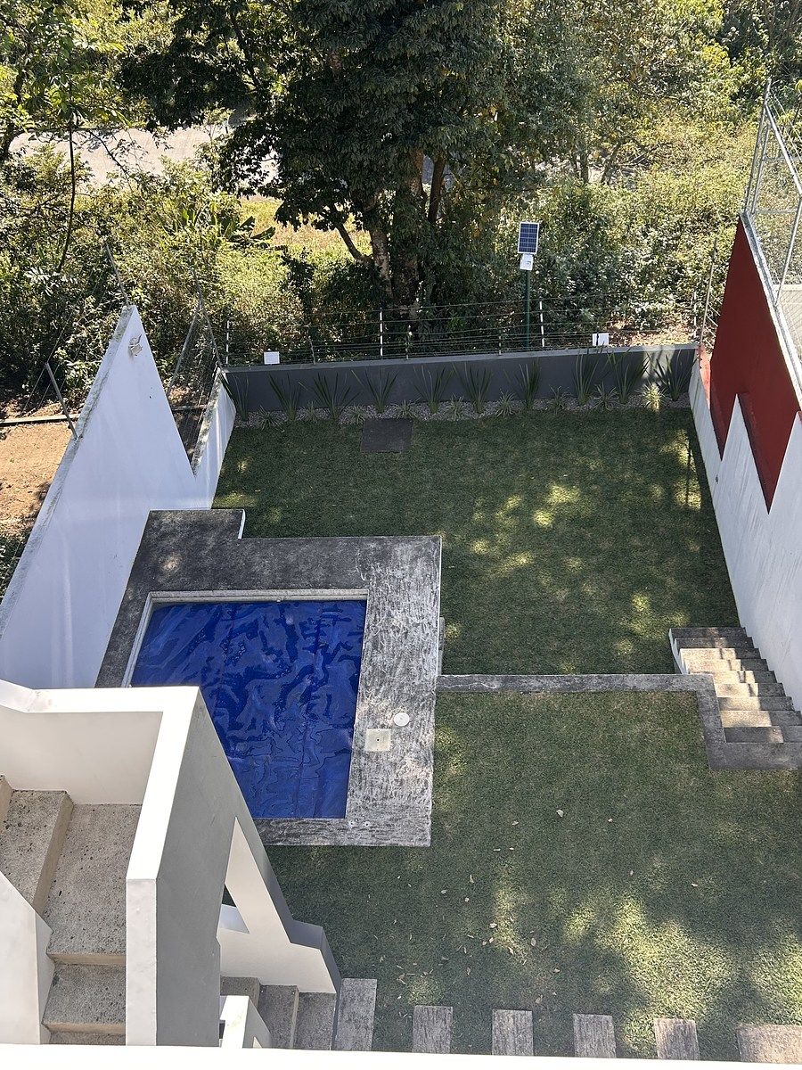 17 de 23: Jardín interior con alberca y asador