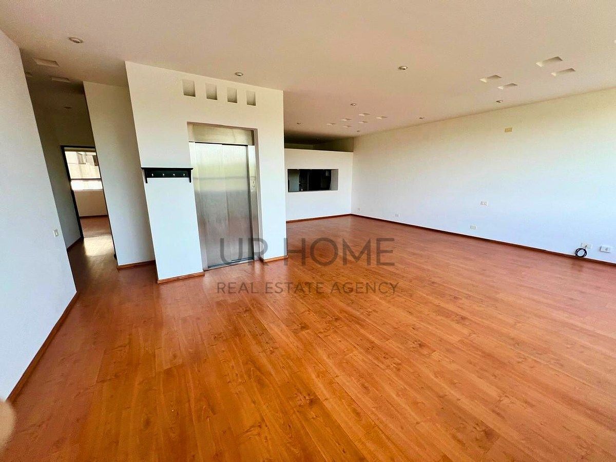 2 de 16: Entrada Elevador