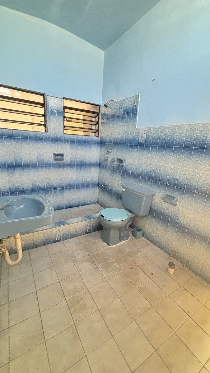 26 de 39: baño completo compartido en habitaciones