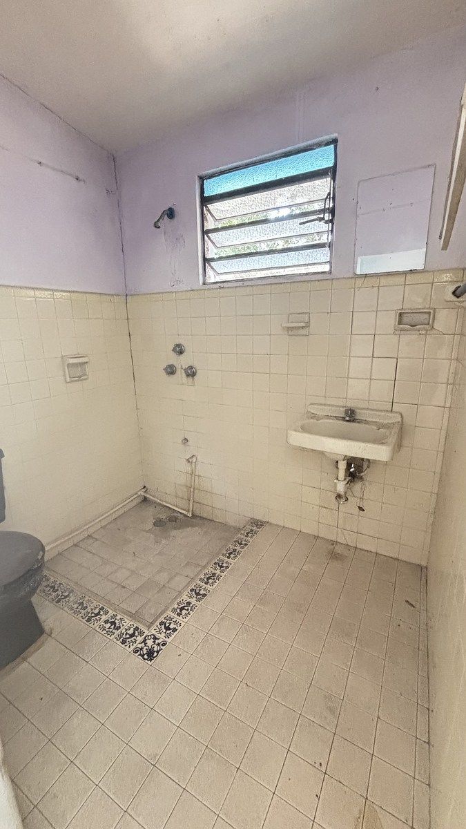 19 de 39: baño completo habitación al fondo de la propiedad